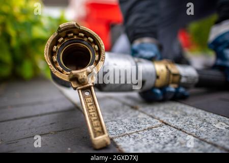 Lippstadt, Allemagne. 05e octobre 2021. Un flexible avec une buse se trouve dans l'allée du client pour l'alimentation en huile de chauffage. Les consommateurs peuvent s’attendre à ce que les coûts de chauffage augmentent fortement cette année en raison de la forte demande mondiale en pétrole brut. Il sera encore plus cher en 2021 dans les maisons avec chauffage au pétrole, où les coûts devraient augmenter de 44 pour cent - après avoir chuté de 27 pour cent l'année précédente. Credit: David Inderlied/dpa/Alay Live News Banque D'Images