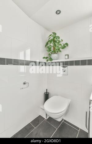 Toilettes propres dans la salle de bains claire murs carrelés blancs dans l'appartement moderne Banque D'Images