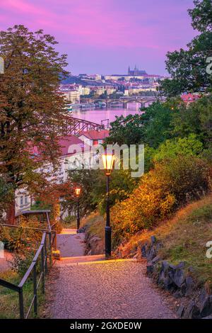 Prague au lever du soleil. Image du paysage urbain de Prague, capitale de la République tchèque, au lever du soleil d'automne. Banque D'Images