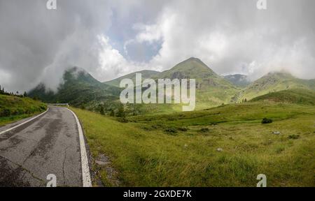 Vivione col de montagne étroite route traverse les prairies de haute altitude, tourné en été nuageux lumière dans la vallée de Scalve, Bergame, Lombardie, Italie, Orobie Banque D'Images