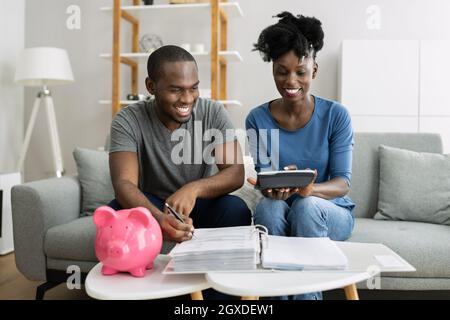 Un couple africain heureux qui prend sa retraite Finances Plan et argent Budget Banque D'Images