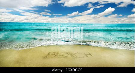 Vacances d'été paradisiaques sur une île tropicale avec plage de sable, palmier et mer bleue. Panorama sur la mer. Arrière-plan de la bannière des vacances d'été. Banque D'Images