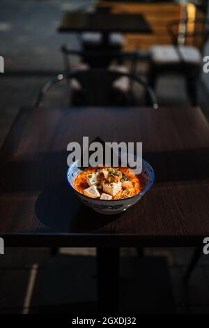 Ramen de miso tofu japonais épicé avec kimchi Banque D'Images