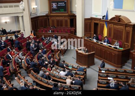 KIEV, UKRAINE - le 05 OCTOBRE 2021 - les députés ukrainiens sont photographiés lors de la séance ordinaire de la Verkhovna Rada, Kiev, capitale de l'Ukraine Banque D'Images