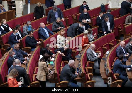 KIEV, UKRAINE - le 05 OCTOBRE 2021 - les députés ukrainiens sont photographiés lors de la séance ordinaire de la Verkhovna Rada, Kiev, capitale de l'Ukraine Banque D'Images