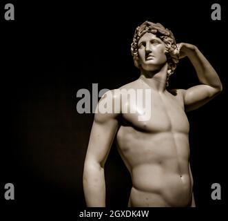 MILAN, ITALIE - juin 2020 : l'ancienne sculpture Apollo qui se couronne - 1782 - le chef-d'œuvre d'Antonio Canova. Musée italien Intesa. Banque D'Images