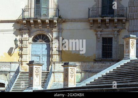 Modica (Sicile) : escalier baroque sicilien dans la ville ancienne Banque D'Images