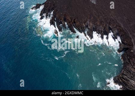 Vue de drone de la mer mousseuse contre la chaussée incurvée et les montagnes avec Hervideros à Yaiza Lanzarote îles Canaries Espagne Banque D'Images