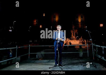 Naples, Gaetano Manfredi est le nouveau maire de Naples. Avec 63 % des voix, le candidat de centre-gauche se réjouit devant le Palazzo San Giacomo, l'hôtel de ville. Banque D'Images