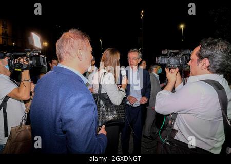 Naples, Gaetano Manfredi est le nouveau maire de Naples. Avec 63 % des voix, le candidat de centre-gauche se réjouit devant le Palazzo San Giacomo, l'hôtel de ville. Banque D'Images