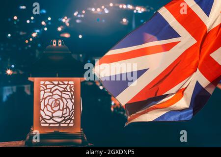 Bougie allumée et drapeau britannique. Le concept de deuil et de tristesse dans le pays, le deuil national du Royaume-Uni Banque D'Images