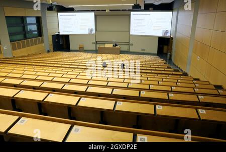 Rostock, Allemagne. 05e octobre 2021. Au maximum de l'Auditorium de l'Université de Rostock, deux étudiants potentiels suivent une conférence en ligne le jour du campus. Dans la période pré-Corona, la salle de conférence était entièrement occupée à ce moment-là pour l'événement d'accueil des 'Erstis'. Cette année, le Campus Day se tient comme un événement hybride en raison de Corona: Dans la zone extérieure sur le campus, les groupes universitaires, les institutions, les associations, les clubs et les initiatives se présenteront à de nombreux stands. Les ateliers sont largement présentés en ligne, mais peuvent être suivis dans la salle de conférence. Credit: B/dpa/Alay Live News Banque D'Images