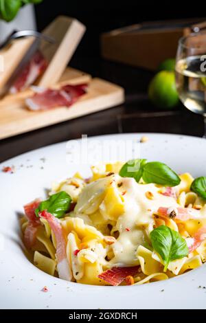 Tagliatelle avec sauce masarpone gorgonzola et jambon. Banque D'Images