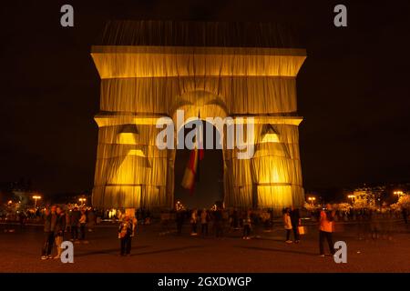 Une vue nocturne de l'arc de triomphe enveloppé par Christo à Paris 2021 Banque D'Images