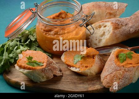 Purée de courge (caviar de courge) Dans un pot en verre et sur des tranches de pain.caviar fait maison de légumes Banque D'Images