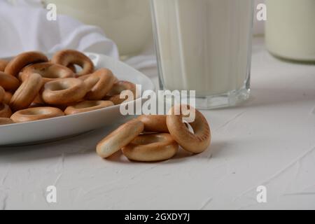 Petits pains ronds avec lait sur fond blanc Banque D'Images