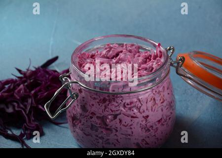 Chou rouge avec salade de mayonnaise dans un pot en verre Banque D'Images