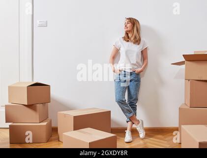 Jeune femme avec des boîtes de carton Banque D'Images