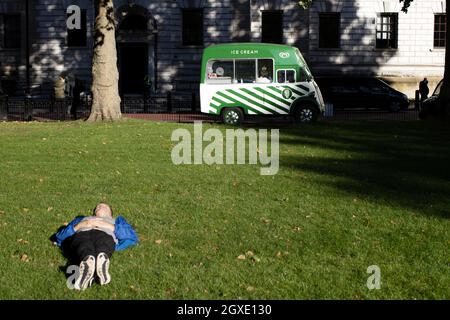 Londres, Angleterre.Un homme qui dormait au parc St Jamen' près d'une fourgonnette Ice Cream le 28 septembre 2021 à Londres, Royaume-Uni.Credit: SMP NEWS / Alay Live News Banque D'Images