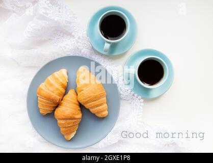 Deux tasses de café avec les croissants sur le fond de la dentelle inscription bon matin Banque D'Images