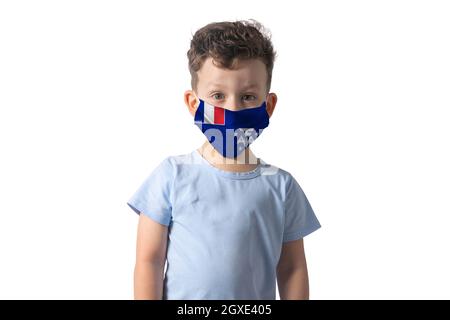 Respirateur avec drapeau de l'Association des nations de l'Asie du Sud-est. Blanc garçon met sur le masque médical isolé sur fond blanc. Banque D'Images