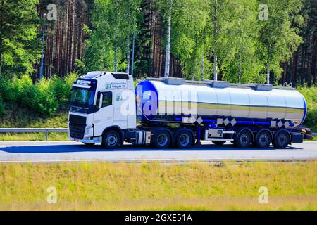 White Volvo FH semi-camion-citerne de Kuljetusliike Haugas Oy à vitesse de livraison de marchandises sur autoroute un jour d'été. Salo, Finlande. 11 juin 2021. Banque D'Images