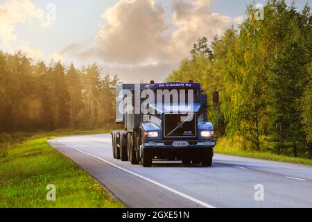 Camion Volvo NL12 bleu et blanc de Sarins Grus AB Oy pour le transport de gravier sur l'autoroute 25 en automne Golden hour. Raasepori, Finlande. 9 septembre 2021. Banque D'Images