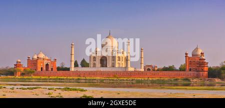 Taj Mahal Agra vue panoramique arrière sur la rivière. Lit de rivière séché, monument de bâtiment éclairé par la lumière du coucher du soleil, atmosphérique. Agra, Uttar Pradesh, Inde, Asie Banque D'Images