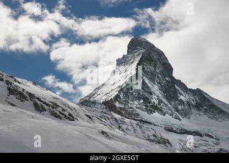 Vue sur le Cervin dans les Alpes suisses, nuages derrière le monument naturel reconnu Banque D'Images