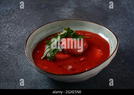 Soupe de betteraves rouges chaudes Kubbeh, un célèbre plat de soupe aux boulettes du Moyen-Orient, servi dans un bol. Une soupe d'hiver traditionnelle matfuniya judéo-irakienne. Levantine d Banque D'Images