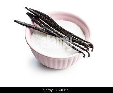 Gousses de vanille et sucre dans un bol. Bâtonnets de vanille isolés sur fond blanc. Banque D'Images
