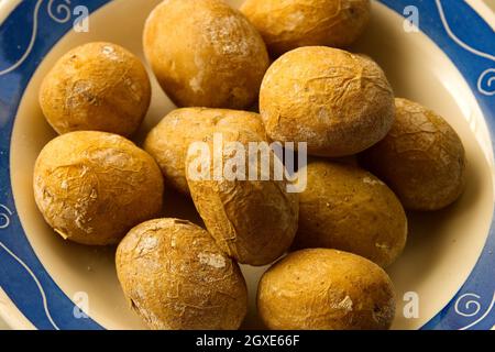 Détail d'une 'tapa' de pommes de terre ridées canariennes, un en-cas typique des îles Canaries en Espagne Banque D'Images
