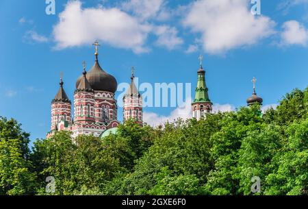 Kiev, Ukraine 07.09.2020. Cathédrale Saint-Panteleimon dans le parc de la Feofaniia, Kiev, Ukraine, lors d'une journée ensoleillée d'été Banque D'Images