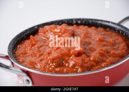 Matbucha - sauce, tartiner ou condiment à la tomate marocaine - tomates épicées cuites, poivrons, ail et piment Banque D'Images