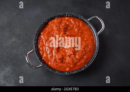 Matbucha - sauce, tartiner ou condiment à la tomate marocaine - tomates épicées cuites, poivrons, ail et piment Banque D'Images