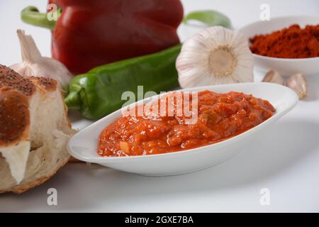 Matbucha - sauce, tartiner ou condiment à la tomate marocaine - tomates épicées cuites, poivrons, ail et piment Banque D'Images