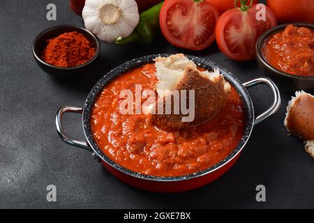 Matbucha - sauce, tartiner ou condiment à la tomate marocaine - tomates épicées cuites, poivrons, ail et piment Banque D'Images