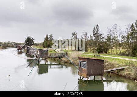 Carrelet de pêche, la cabane de pêcheur emblématique des paysages côtiers de Vendée, Charente-Maritime, dans l'estuaire de la Gironde, la Charente, L Banque D'Images