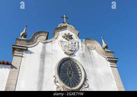 Détail architectural de l'église de Mercy (Santa Casa Misericordia de FAO) dans le centre historique de la ville d'Esposende, Portugal, par une journée d'hiver Banque D'Images