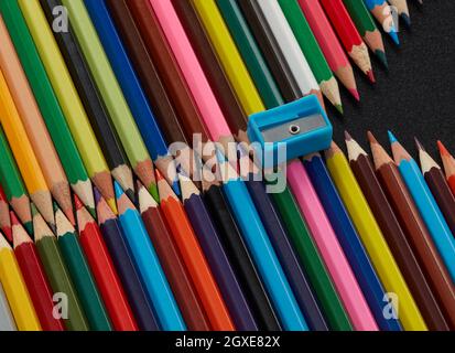 Crayons multicolores sur fond noir Banque D'Images