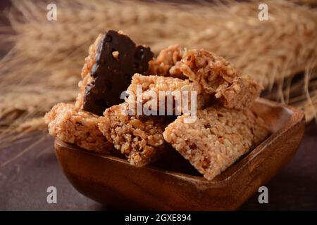 Diverses barres de céréales saines (muesli ou barres de céréales). Ensemble de barres énergétiques, sportives, de petit déjeuner et de protéines. Riz soufflé, baies, chocolat, flocons d'avoine, almo Banque D'Images