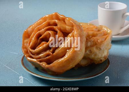 Chebakia frais pour le ramadan. Pâtisseries marocaines Chebakia. Fait de bandes de pâte roulées pour ressembler à une rose, frite à fond jusqu'à ce qu'elles soient dorées, puis enrobées Banque D'Images