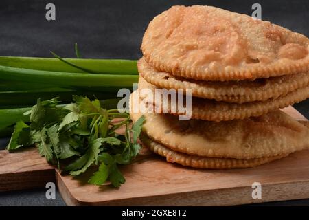 Chebureau - tourtes frites avec viande et oignons. La cuisine caucasienne est une patty faite de pâte sans levain fine avec de l'agneau farci et des assaisonnements épicés. Banque D'Images