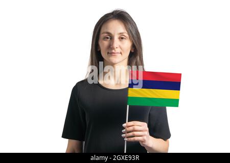 Bonne jeune fille blanche tenant le drapeau de l'île Maurice isolé sur un fond blanc. Banque D'Images