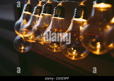 Guirlande de lampes à ampoule lumineuse dans l'obscurité Banque D'Images