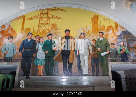 Pyongyang, Corée du Nord - 27 juillet 2014 : station de Puhung. Ligne Mangyongdae du métro Pyongyang. Mosaic à la station de métro. Banque D'Images