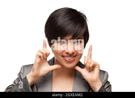 Jolie jeune femme multiethnique souriante, frayant son visage avec ses mains isolées sur un fond blanc. Banque D'Images