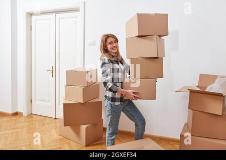 Jeune femme avec des boîtes de carton Banque D'Images