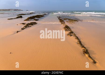 Coucher de soleil sur la plage de Baleal à Peniche, côte Atlantique du Portugal. Banque D'Images