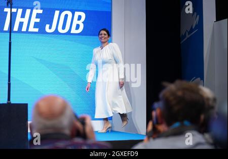 La secrétaire d'État Priti Patel pendant la conférence du Parti conservateur à Manchester. Date de la photo: Mardi 5 octobre 2021. Banque D'Images